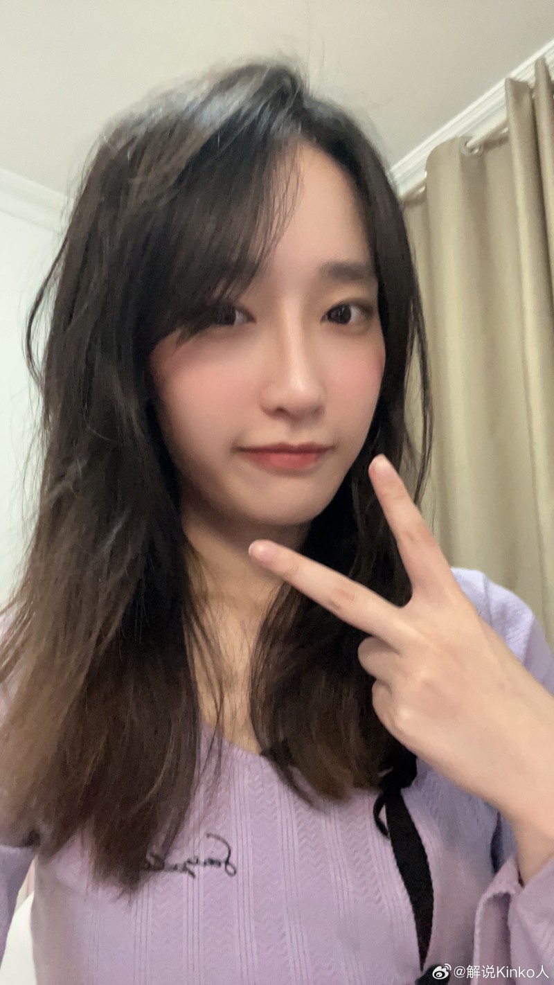 解说Kinko晒照：耶！我们是冠军！