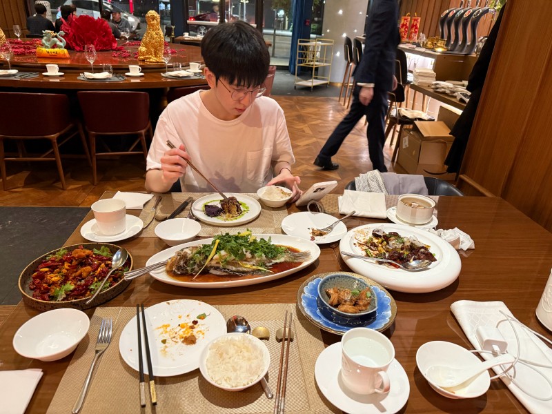 BLG工作人员晒出Elk赛后吃饭照片：其他四个回酒店吃些清淡的食物