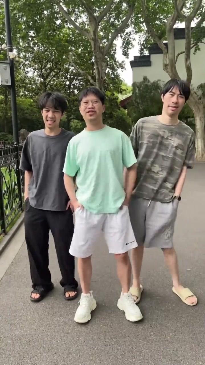 EDG发布整活视频：当面一套背后一套，你卖被套捏？