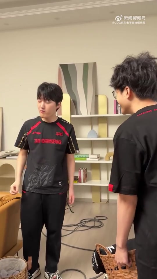 JDG生活短片 众人围观Peyz吃辣条：Xun：好好吃 Peyz：好吃诶~