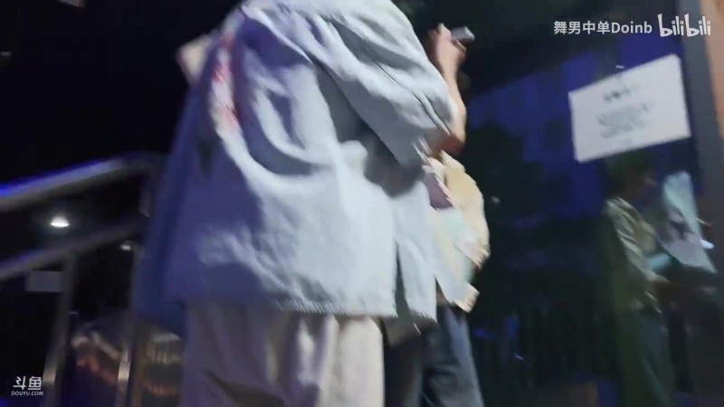 大明星！Doinb贵阳户外一路上全是粉丝互动合影 投喂贵州特产