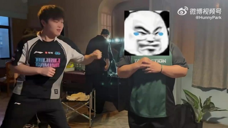 BLG翻译：最壮的工作人员想试试泽彬的拳头，今天就满足他！