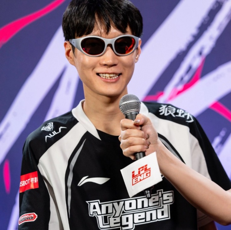 LOL官推分享AL中野照片并配文:AL高调亮相2025 MSI媒体日