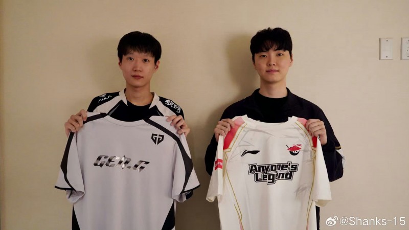 🤣超威也是好起来了 能和四皇合照了!Shanks与Chovy交换队服