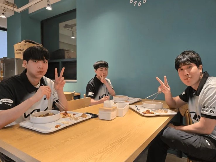 DK副代表更新cvMax教练与中野用餐照:聊了很多有趣的话题