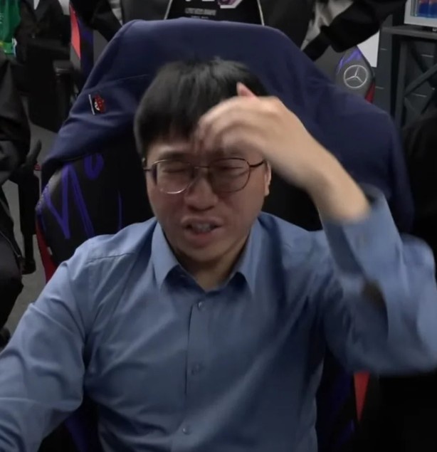 LoL官推发布AL&GEN教练表情:两种反应