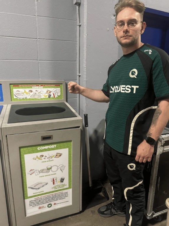 Inspired晒垃圾桶照片：找到G2了，并要求一起合了影