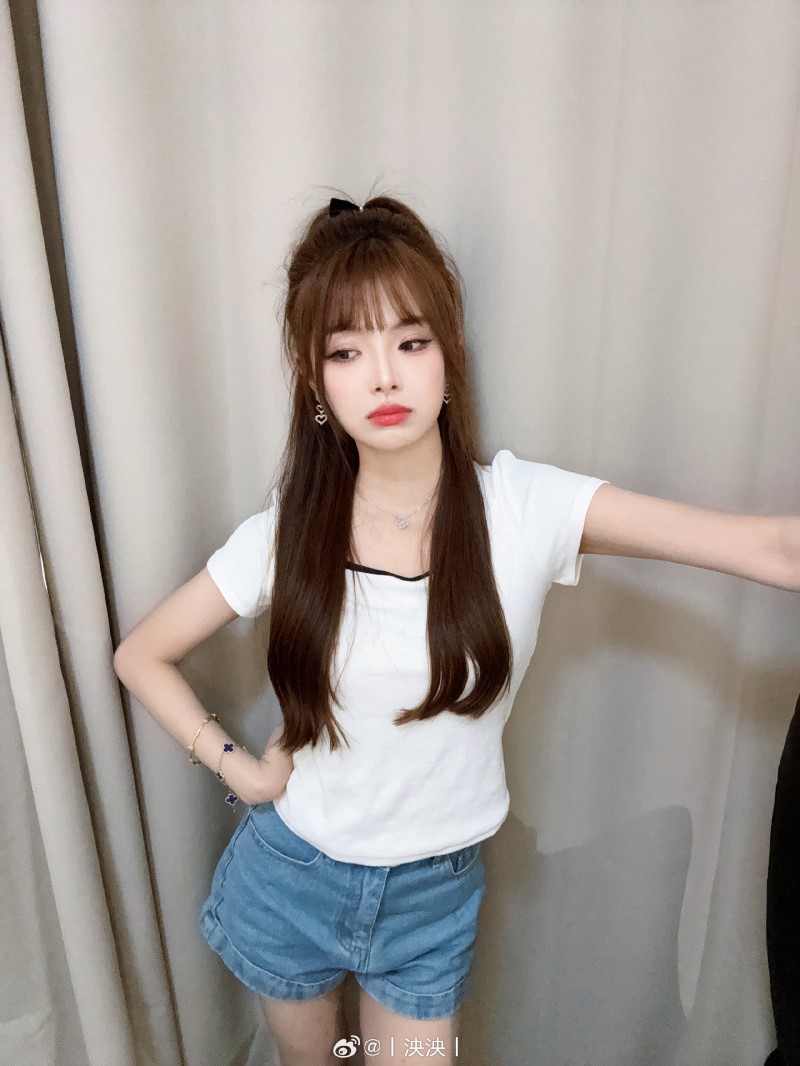 互动女主持人泱泱晒出自拍:嘻嘻不嘻嘻,败者组加油杀出来吧😭