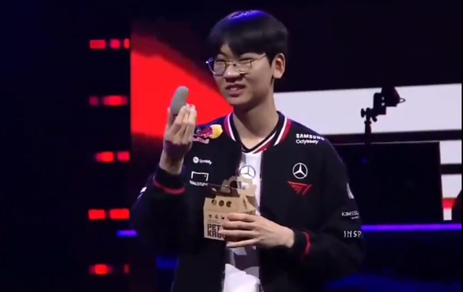 T1社媒晒出Doran与石甲虫合照:石甲虫很危险,大家要小心呀~