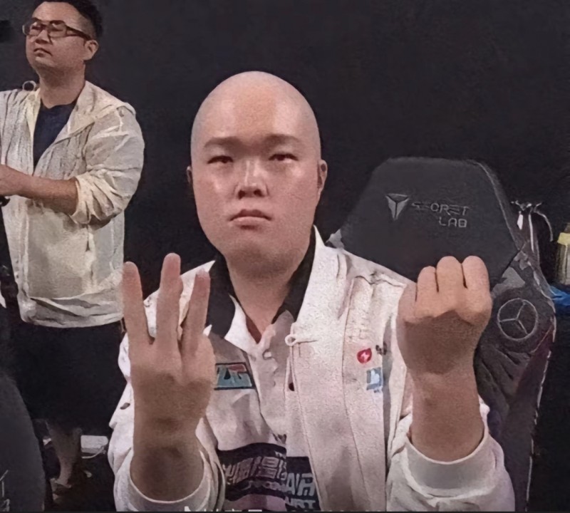 遭T1横扫后BLG.Bin抖音评论区沦陷：被P图成光头+3:0手势嘲讽😖