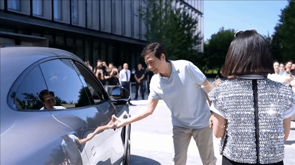 首批小米YU7正式交付：雷军再现"千亿CEO给我开门"😮