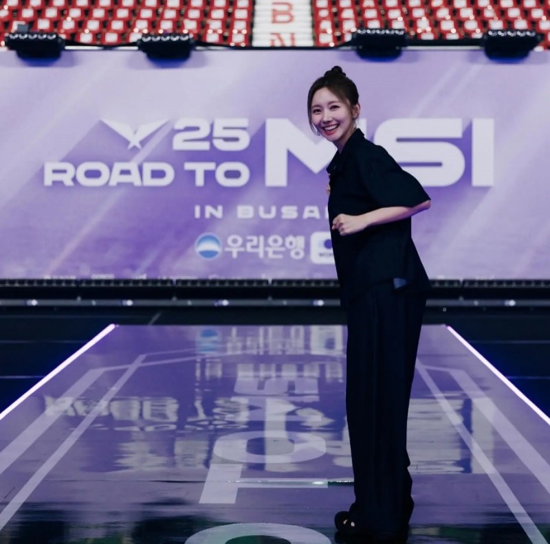 LCK官方主持尹秀彬晒照：还没上传的照片合集