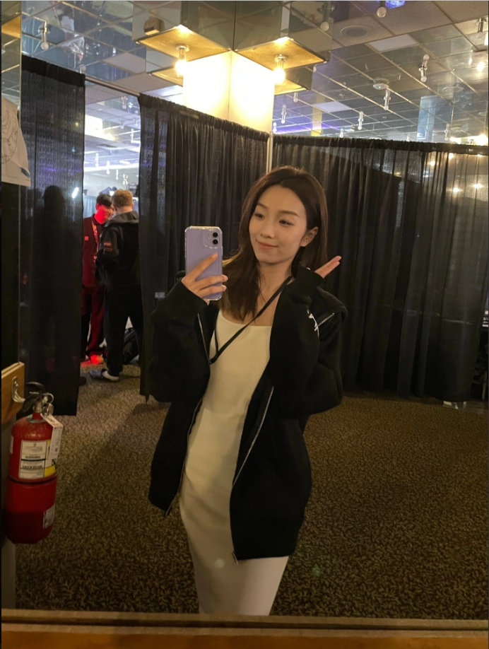 主持松琪晒照:有幸参与部分前方工作!回家看比赛了~