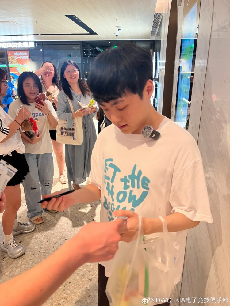 迷你粉丝见面会!DK晒SMK动态:感谢从大老远赶来支持的粉丝们!