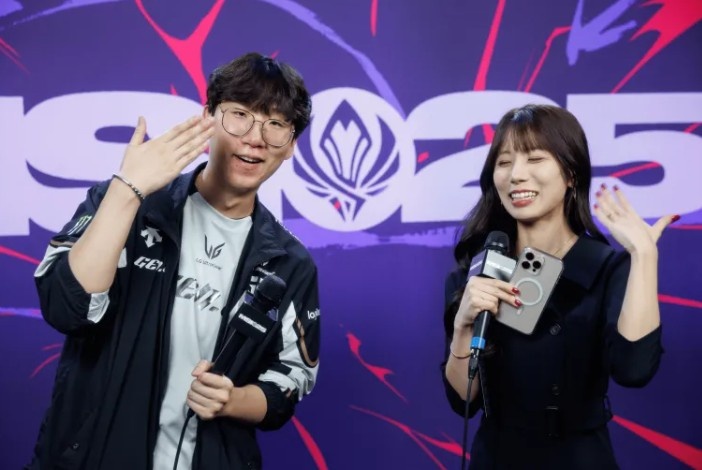 LCK主持志宣晒与Ruler合照:Ruler经典手扇动作懂的都懂