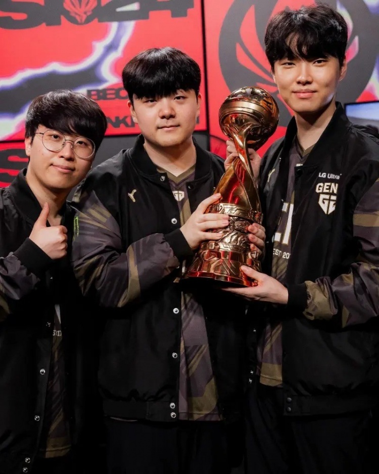 LoL赛事官方发布GEN选手去年MSI捧杯照：为卫冕而来