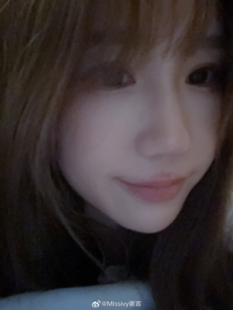 PCL解说谢言晒自拍:下班到家咯 准备洗漱睡觉咯 晚安明天比赛见