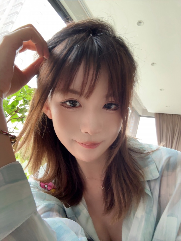 LPL女解说瞳夕晒出自拍:“糟糕 是🥰的感觉”