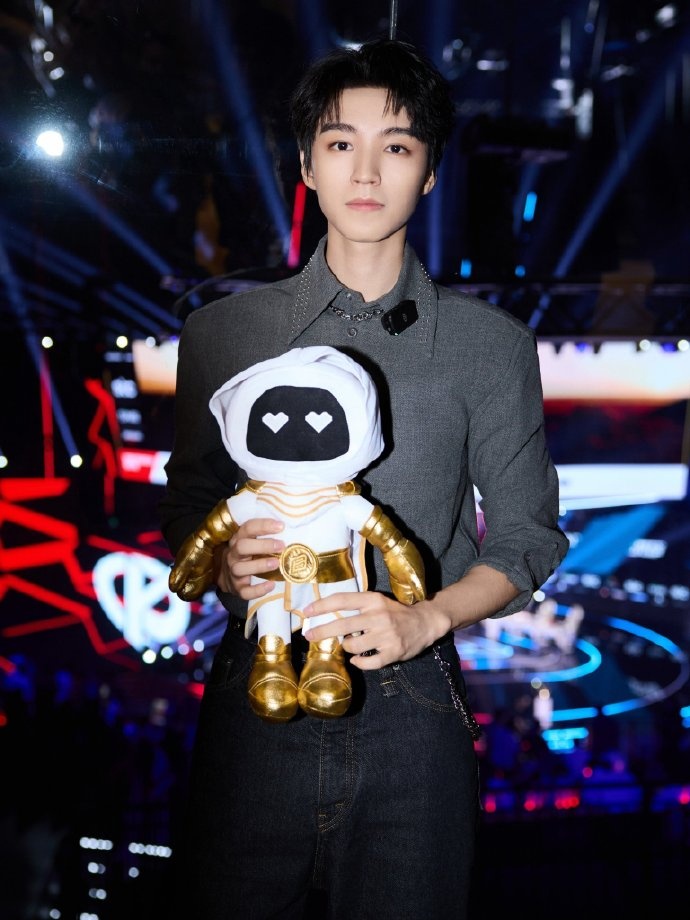 EWC官推更新电竞世界杯照片：推广大使王俊凯在现场