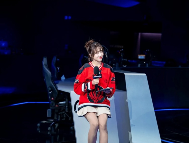 LCK官方主持李恩彬晒照:2025 MSI 🍀