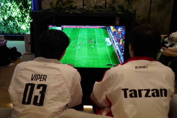 HLE晒出Viper在沙特碰面老队友合照：老朋友Tarzan/圣枪哥