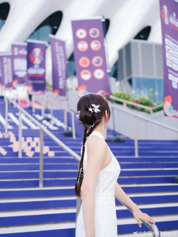 余霜晒与女篮选手韩旭合影:特种兵式看球之旅圆满落幕!