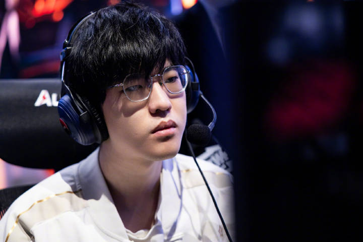 在家单排训练？恋恋红茶：第三阶段前半段都是Wei上 jiejie已经回家