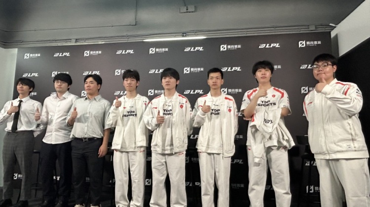 TES赛后群访 教练:新队员加入仍需磨合 大家一起努力打进决赛