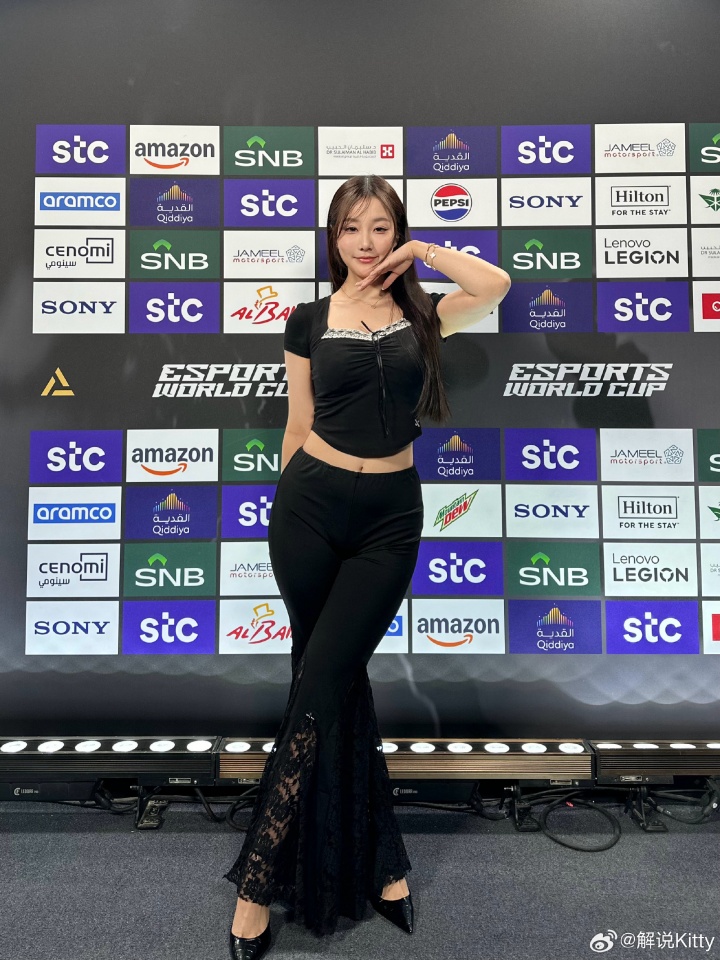 美女解说Kitty晒照:EWC第四天! 恭喜AG.AL和GENG成功进入决赛~