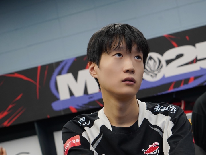 真的假的？豆瓣爆料香克斯中场抽烟环节压力被狂喷：队友很可怜了 场外闻二手三手烟