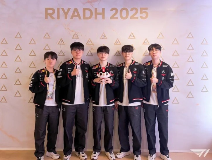 T1官推分享获得季军后队员合照并配文：感谢粉丝们~