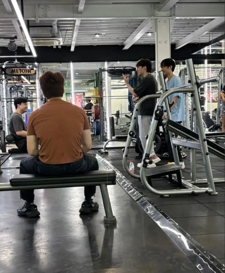 已就位?网友偶遇shadow与BLG成员一同健身