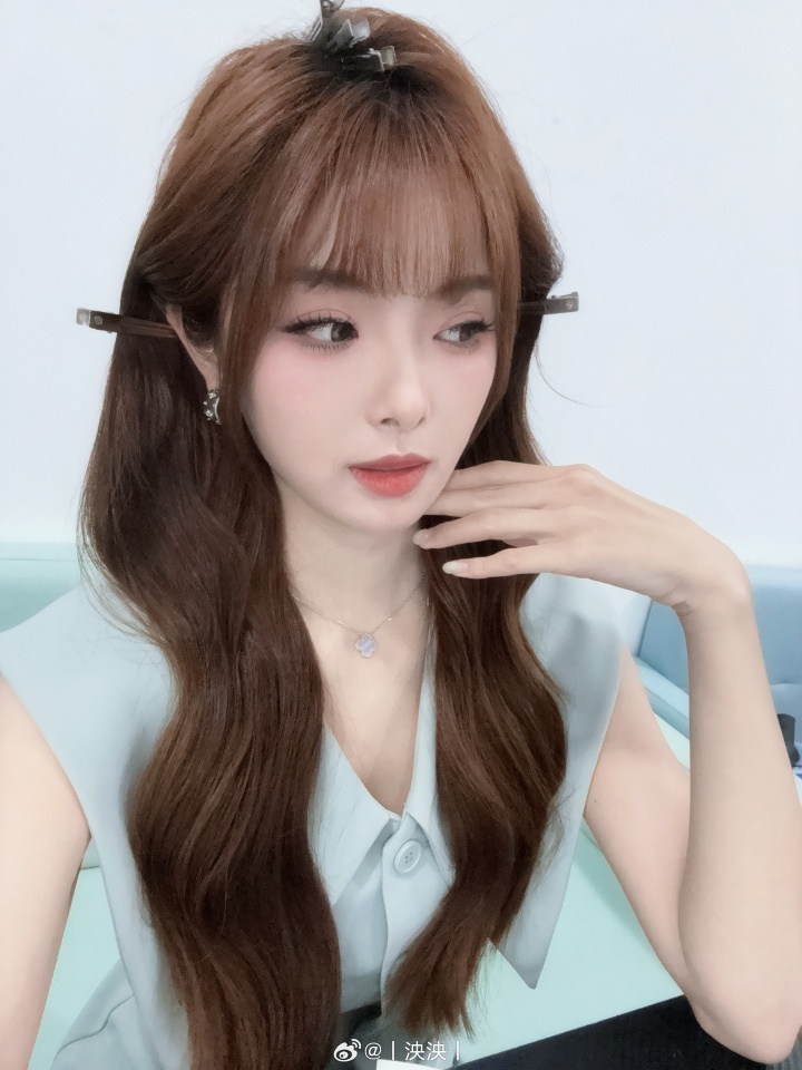 主持泱泱晒照：深圳两日主场下班打卡，LPL就八月份再见啦！