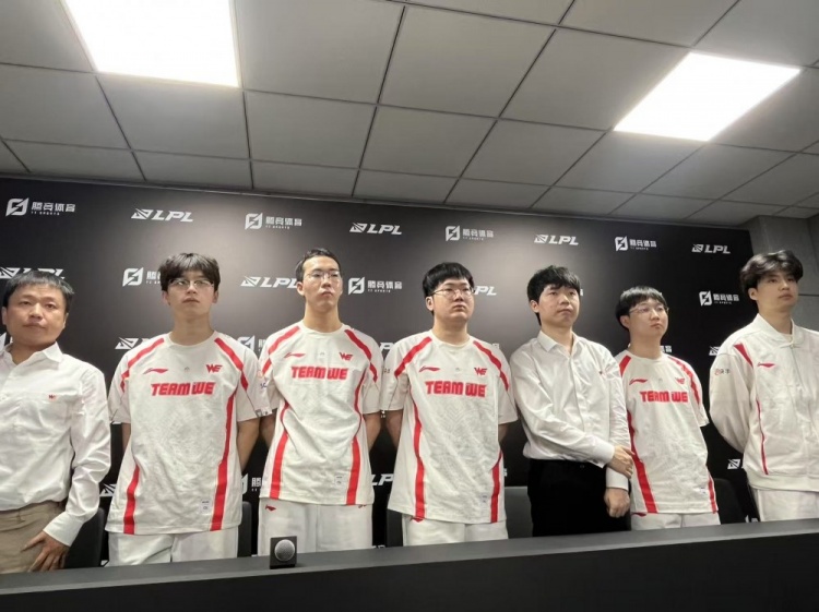 WE赛后群访 教练:感觉JDG核心依旧是双C和打野 更多还是拼团战