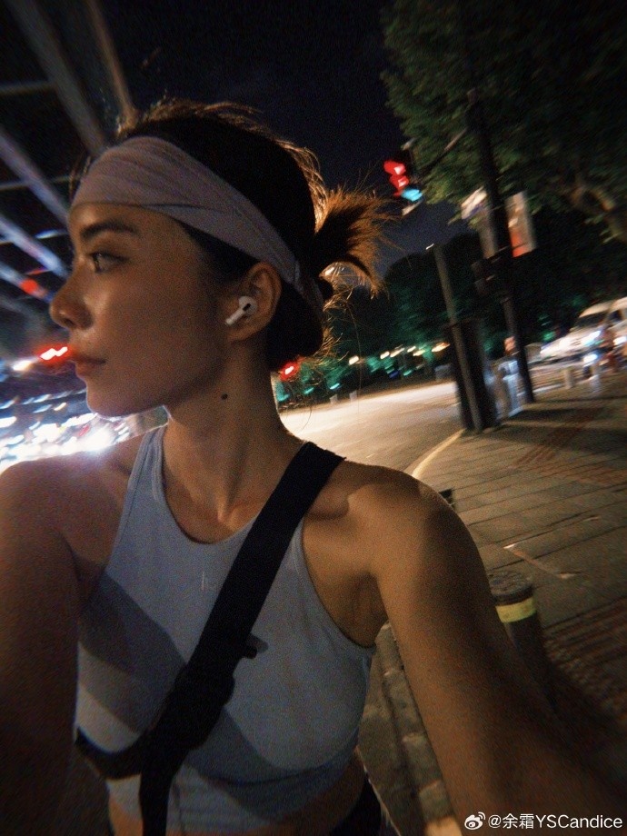 余霜分享健身照：🥹活下来了 甚至还骑车🚵🏻半小时回家了