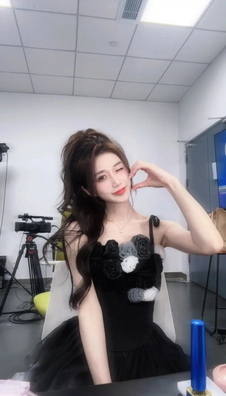 主持小悠晒照:今日份下班卡🎉 恭喜TT!HOYA他太团队了