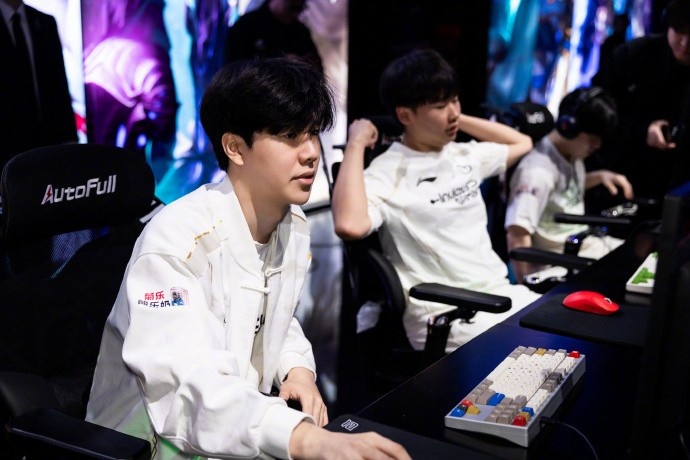 真离队了?iG赛后返图全员到场 唯独Jiejie一人依旧隐身