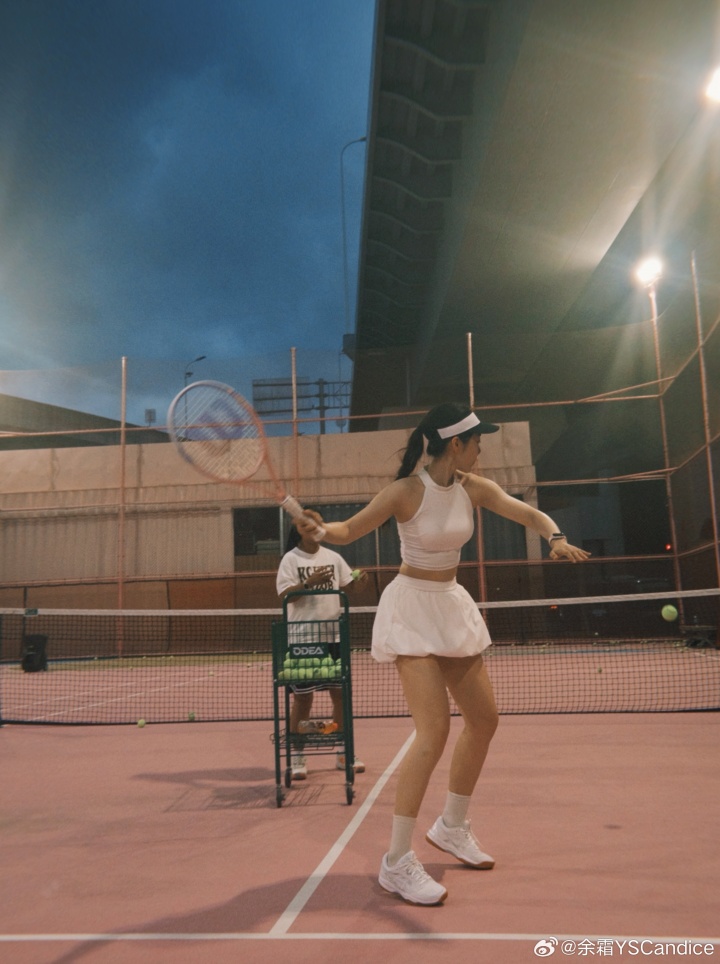 主持余霜晒与母亲合影:妈妈陪我打网球嘻嘻!