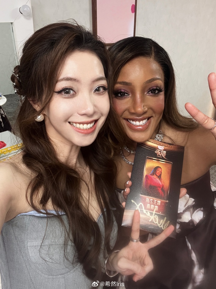 希然晒与合作歌手米奇盖勒合影：总 决 赛 见 ！米奇妈妈最棒