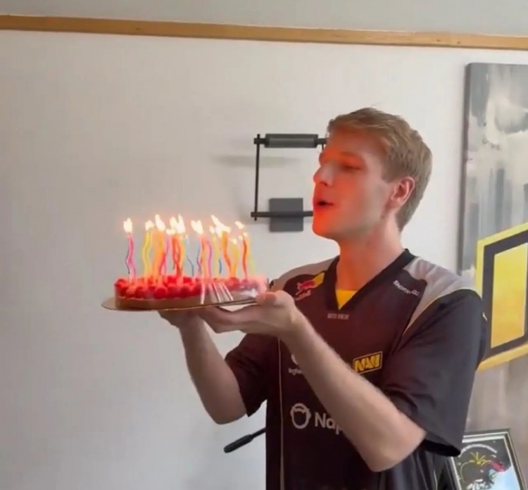 Jankos转发NAVI为其庆生:我这年纪,蛋糕都不够空间插蜡烛