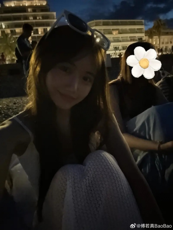 LPL主持BaoBao分享游玩照片：尼斯的粉