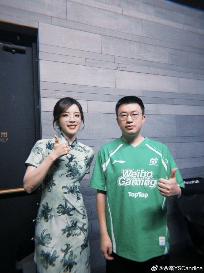 余霜晒照:一袭青衣染就一树风华 好久不见啊各位!晚安哦~