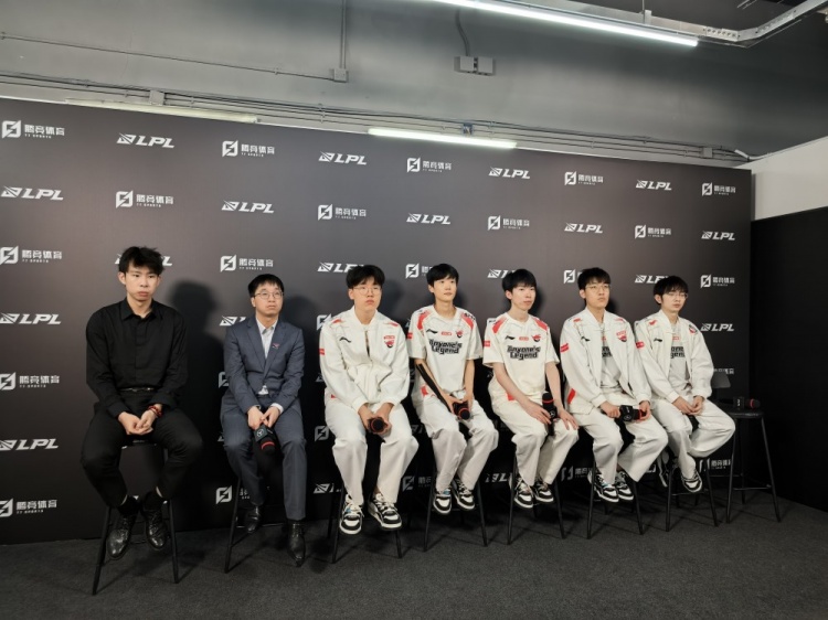 连Tabe也寡言少语了!教练:团队上需要做的东西很多 一起努力吧