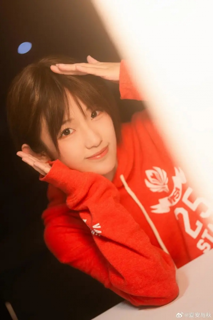 主持夏安晒照:很爽的休息日,瘫在床上吃冰棍看蜡笔小新