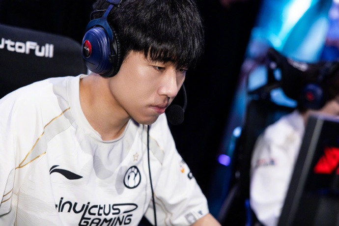 你今天也不太干净啊！Gala对线劣势团战冒进 两局收下10-7-16数据