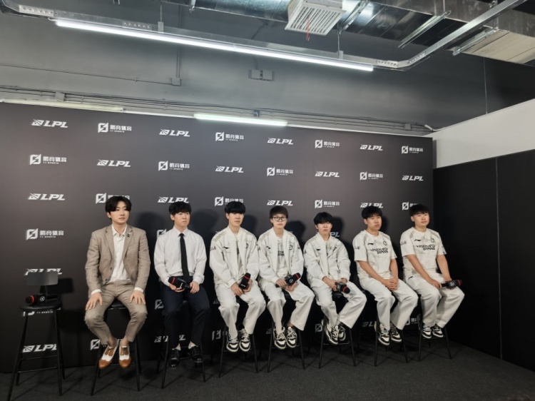 iG赛后群访 教练：小失误同时在一场比赛爆发出来就会很艰难