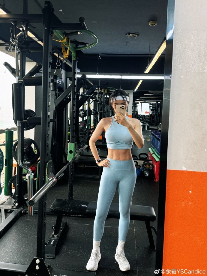 余霜晒健身照:休息日练腿🦵~!