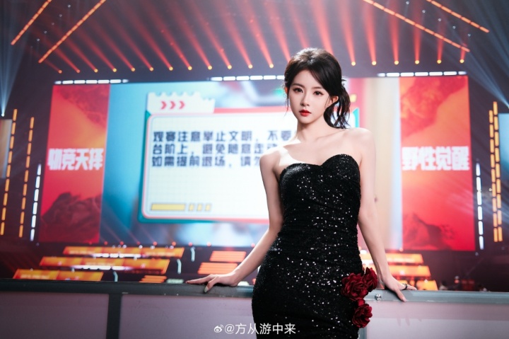 好看捏!PEL美女主持方游晒照:来自75天前回忆—— 🥀玫瑰之夜