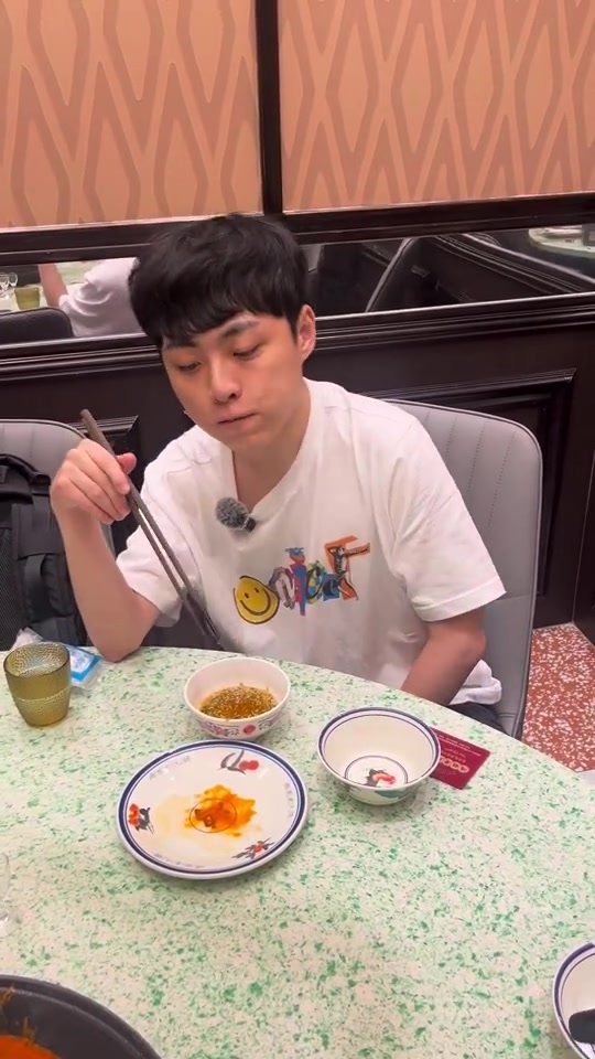 DK更新ShowMaker动态：秀妹在中国的第一次火锅挑战 “好吃”😋