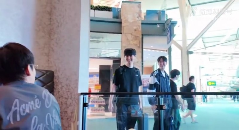 AL与GEN机场碰面，Tarzan：你手里拿的是？ Chovy：FMVP奖杯